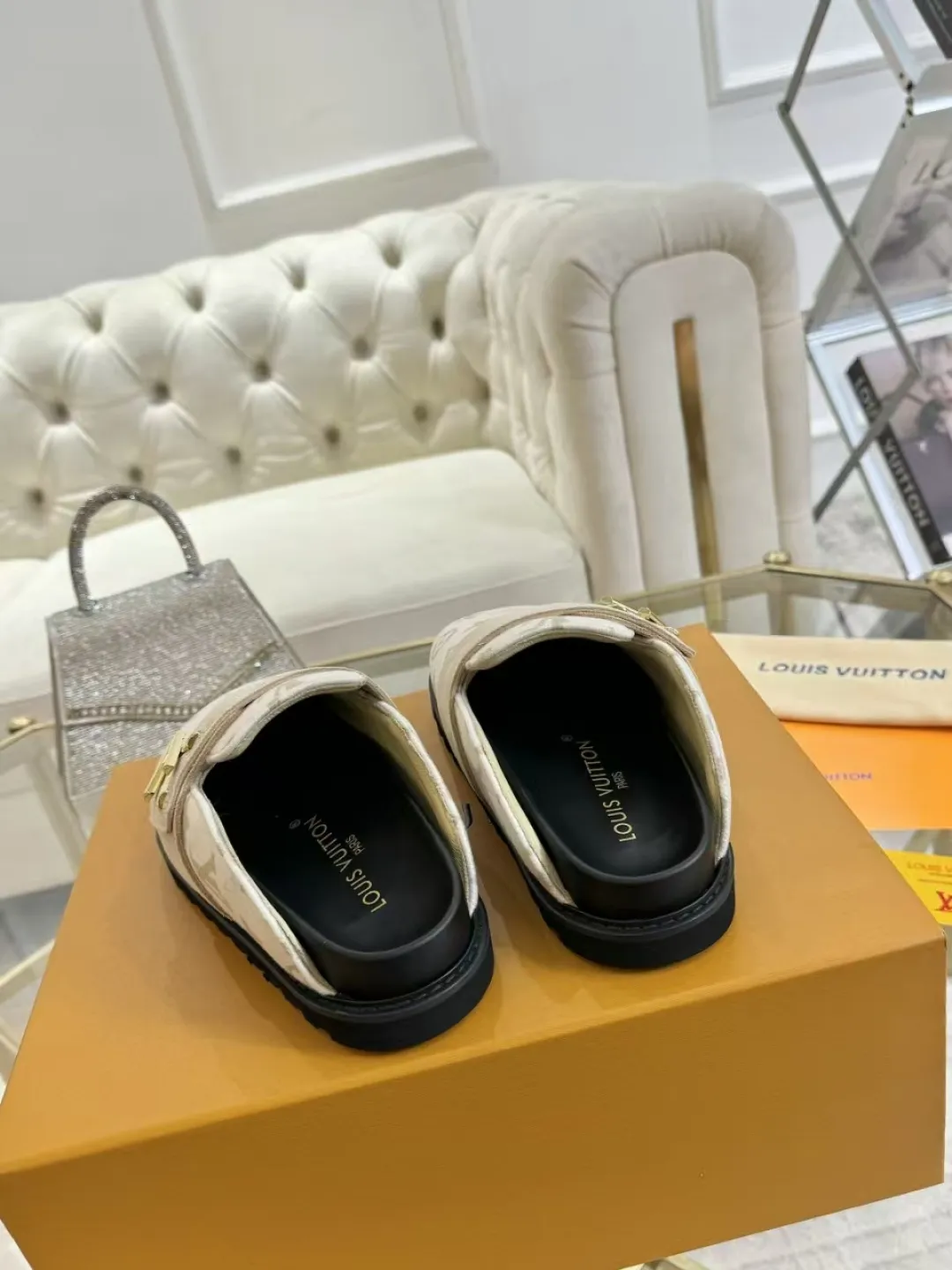 p560 High version women's toe-cap slippers ✨ **LV classic toe-toe slippers | Eternal elegance, starting from the toes** ✨ This pair of **Louis Vuitton classic toe-toe slippers** is an **eternal legend** in the fashion industry, and every detail tells **luxury and taste**. ... **Versatile, no matter the style**: ▪ Pair with jeans, casual and high-end ▪ Pair with a dress, elegant and lazy ▪ Commuting or dating, easily manage various occasions 💖 **Fashion icons are wearing it**, what are you waiting for?   **Owning it means owning an eternal classic**! ✨ #Louis Vuitton #LV slippers #Advanced sense of wear #Classic never goes out of style Fabric: Classic jacquard fabric Lining: Sheepskin lining Sole: Original rubber sole Size: Female 35-41 Male 38-46